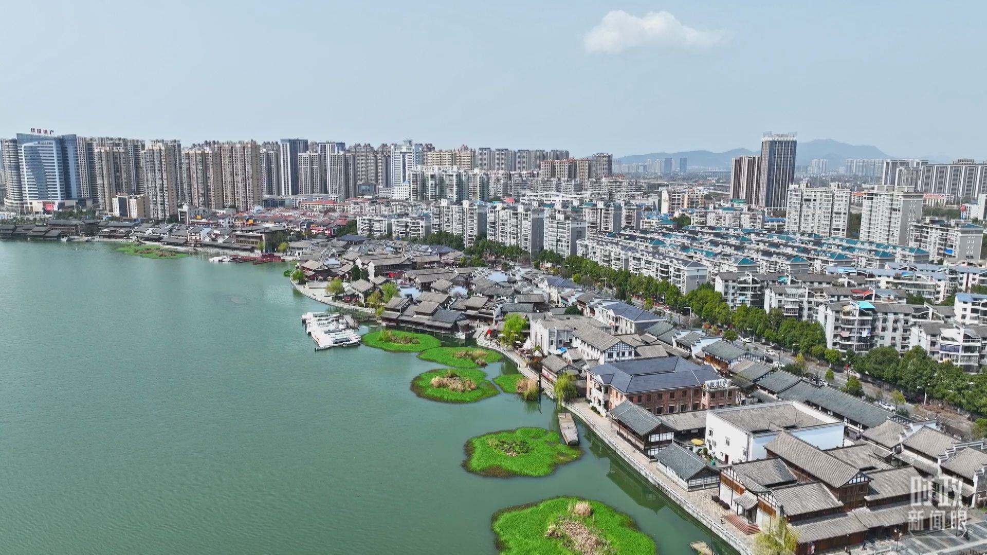 △沅江江畔，常德河街與現(xiàn)代建筑交相輝映。（總臺央視記者范凱拍攝）