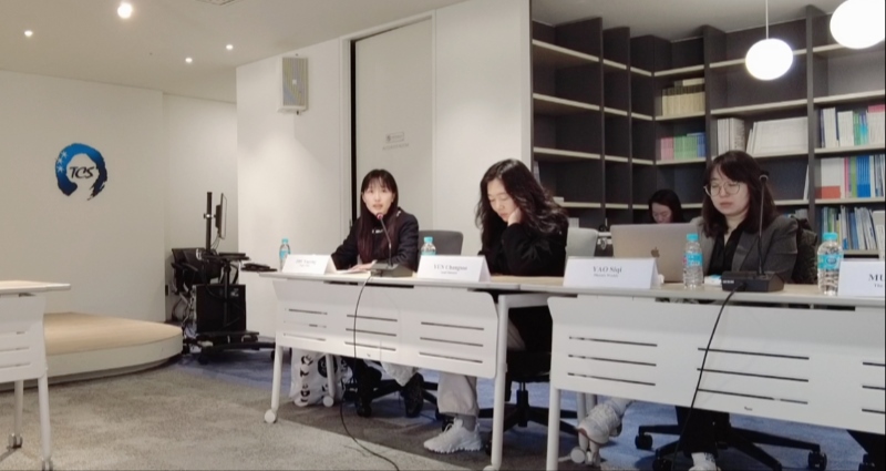 記者（左一）在交流活動上，以加強中日韓三國經(jīng)濟合作、增進三國民眾相互理解為主題發(fā)表演講。權小星攝