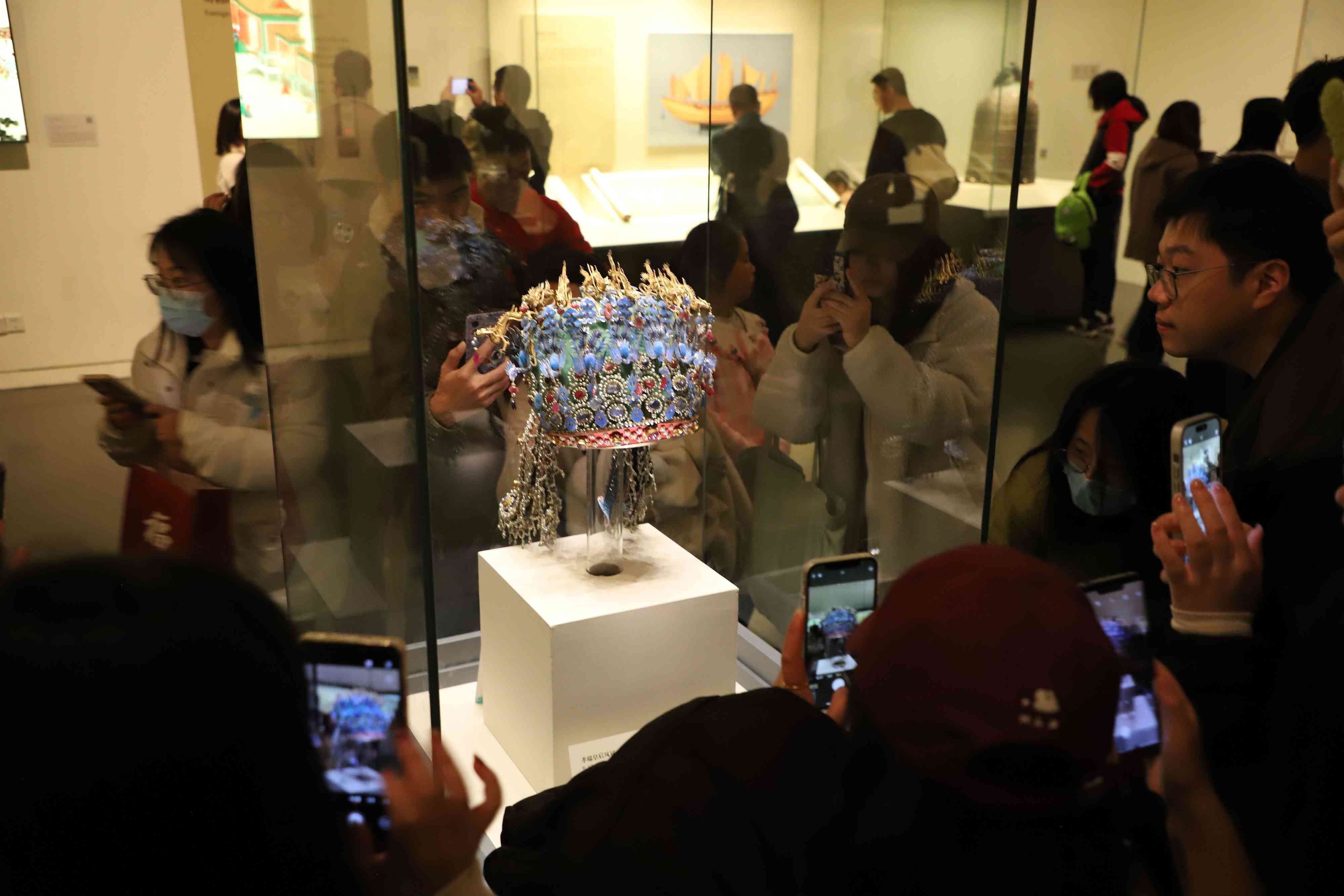 △ 2024年3月9日，北京，中國國家博物館，來自天南海北的游客在參觀藏品。