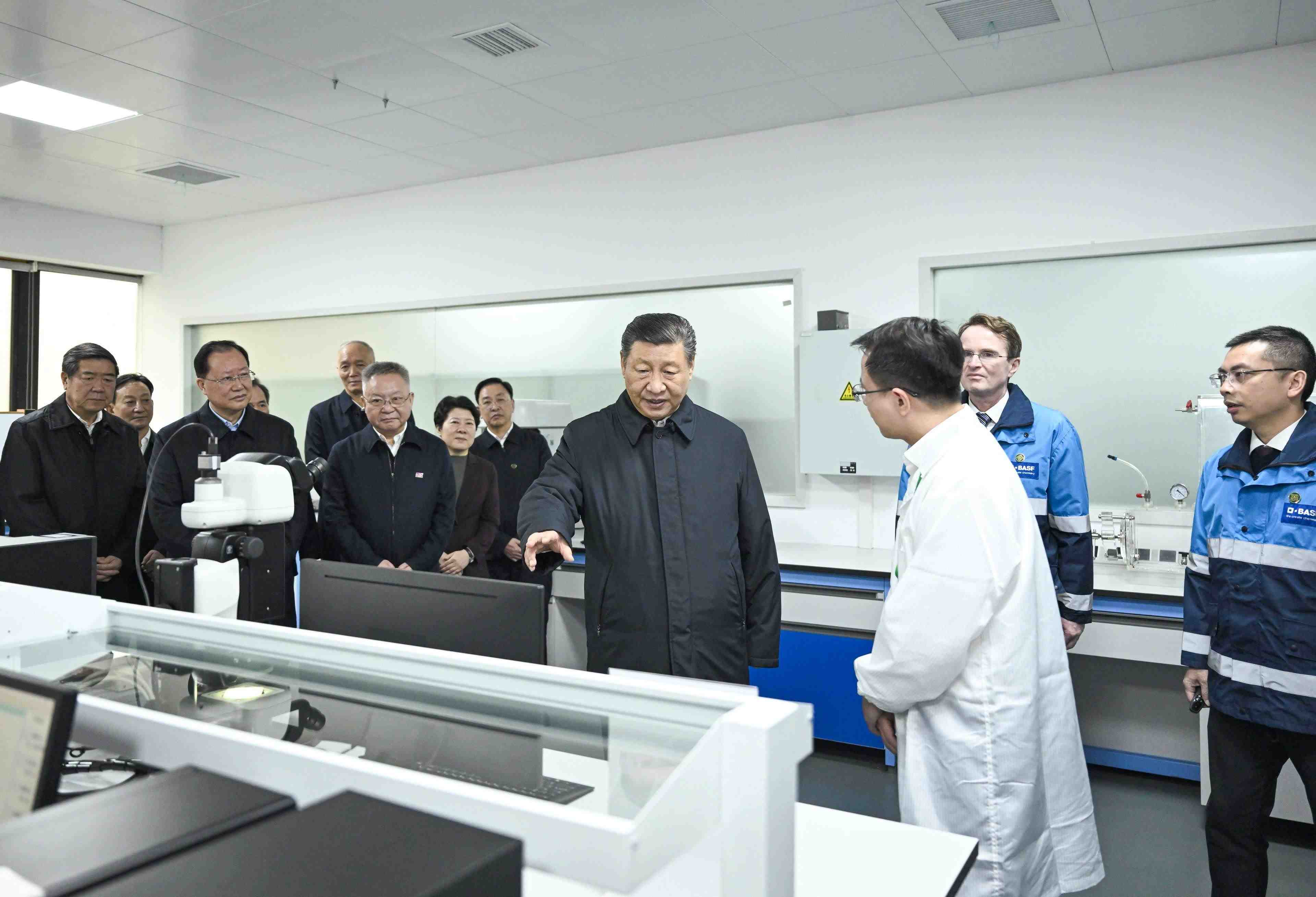 △3月18日，正在湖南長沙考察的習近平總書記來到巴斯夫杉杉電池材料有限公司，聽取當?shù)丶涌彀l(fā)展新質(zhì)生產(chǎn)力、擴大高水平對外開放等情況介紹，察看企業(yè)產(chǎn)品展示，了解材料性能測試情況和電池生產(chǎn)流程。