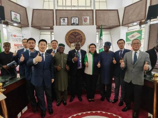 3月21日，與會嘉賓在首屆拉各斯論壇現(xiàn)場合影留念。（圖片由中國駐拉各斯總領(lǐng)事館提供）