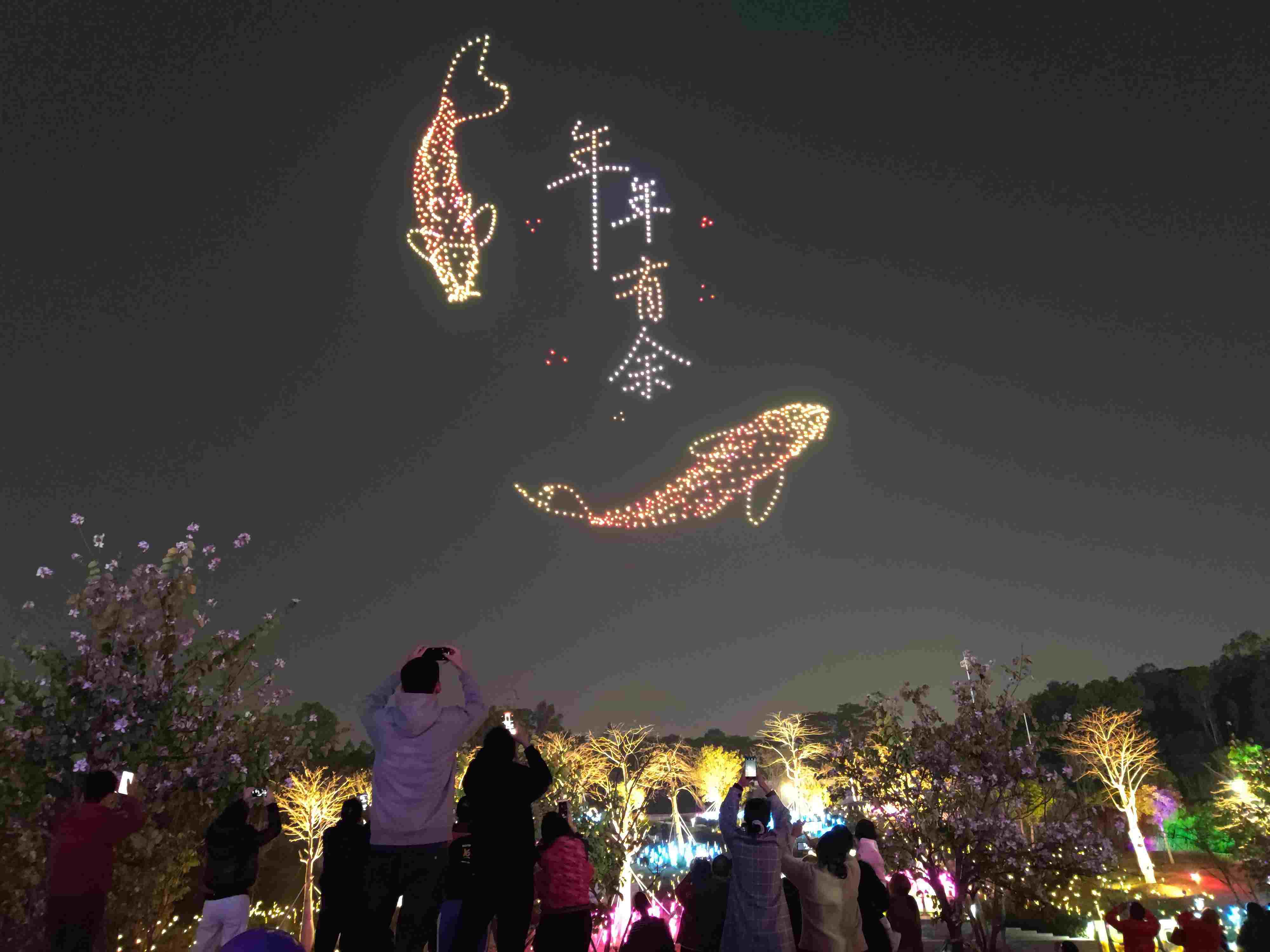 △ 2024年2月10日，深圳北站中心公園，春節(jié)主題無人機燈光秀引來眾多游客駐足觀看。