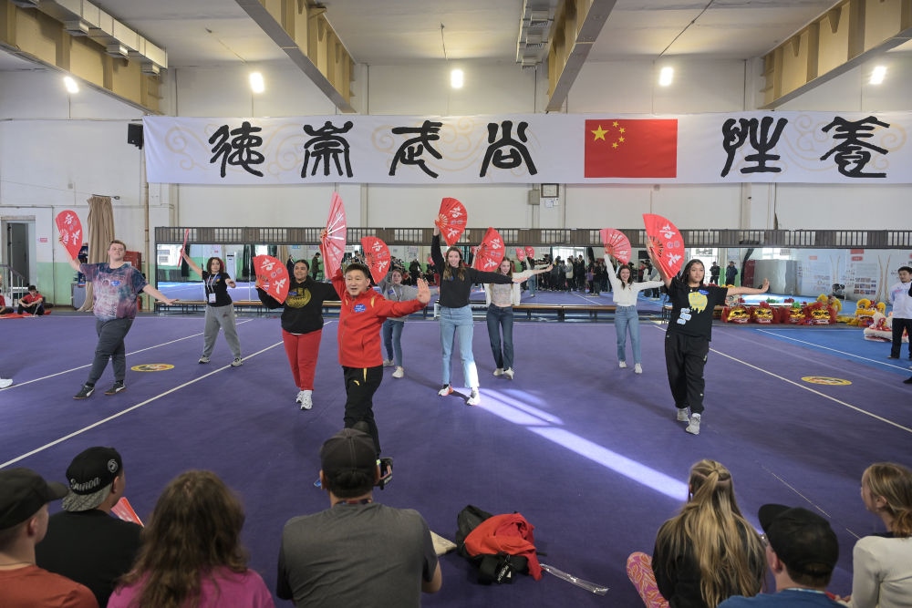 3月19日，美國華盛頓州中學(xué)生代表團的成員在首都體育學(xué)院體驗功夫扇。新華社記者 李鑫 攝