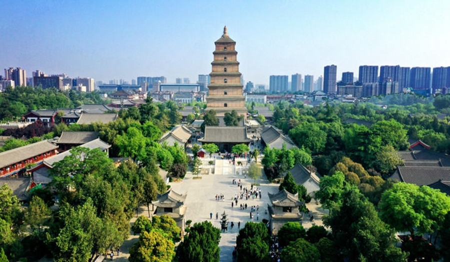  這是2023年4月19日拍攝的西安大雁塔（無人機(jī)照片）。2014年6月，由中國、哈薩克斯坦和吉爾吉斯斯坦三國聯(lián)合申報(bào)的“絲綢之路：長安-天山廊道的路網(wǎng)”成功列入《世界遺產(chǎn)名錄》,成為世界上第一個(gè)以聯(lián)合申報(bào)的形式成功列入世界遺產(chǎn)名錄的絲綢之路項(xiàng)目，也是聯(lián)合國教科文組織確定的絲綢之路54個(gè)廊道中第一個(gè)成功申遺的項(xiàng)目。新華社記者 劉瀟 攝