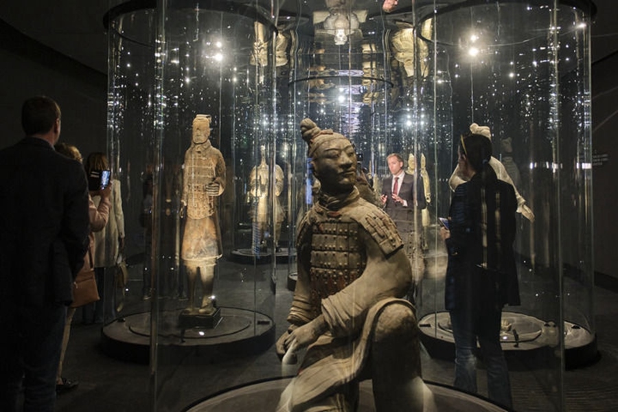  2023年3月28日，觀眾在西班牙阿利坎特參觀“中國秦漢文明的遺產(chǎn)”展覽。新華社記者 孟鼎博 攝