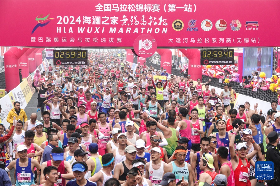 3月24日，參賽選手在3小時內(nèi)完賽。2024無錫馬拉松共有3423人“破三”（3小時內(nèi)完賽），這也創(chuàng)造了國內(nèi)單場賽事“破三”的新高。新華社記者 楊磊 攝