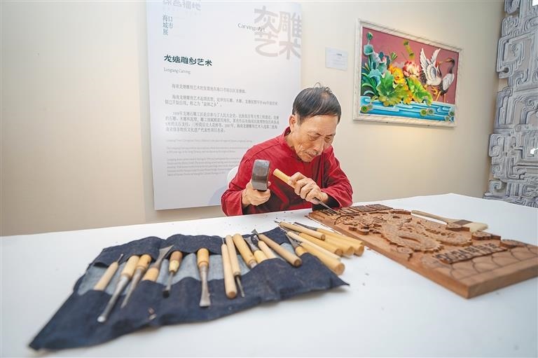 △2024年3月25日，在博鰲東嶼島文化公園海口城市展現(xiàn)場，非遺傳承人展演龍?zhí)恋窨趟囆g(shù)。