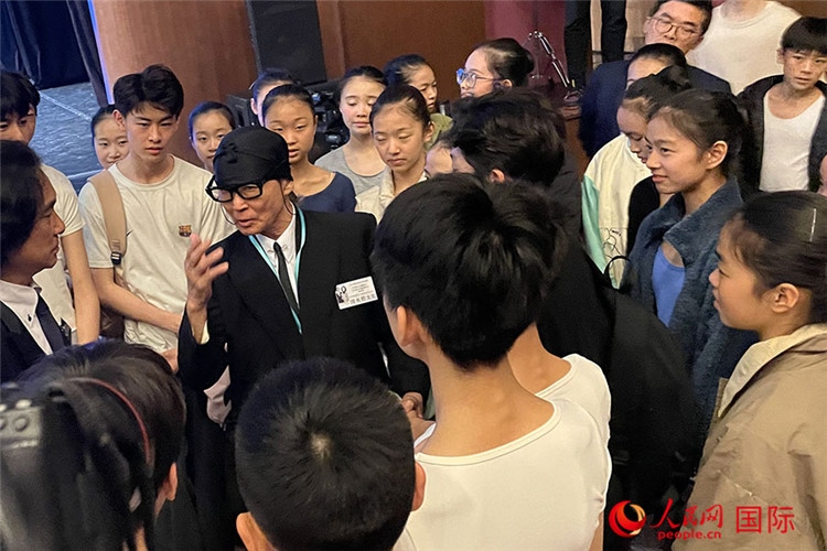 松山芭蕾舞團(tuán)總代表清水哲太郎與中央芭蕾舞團(tuán)舞蹈學(xué)校的學(xué)生們交流。人民網(wǎng)記者 張麗婭攝