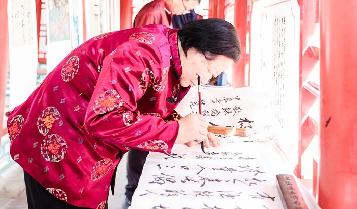 杏花節(jié)書畫展上書法家現(xiàn)場創(chuàng)作。受訪方供圖
