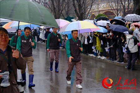 飼養(yǎng)員姜哲遠(yuǎn)和宋永寬為“福寶”開(kāi)路送行。人民網(wǎng) 李帆攝