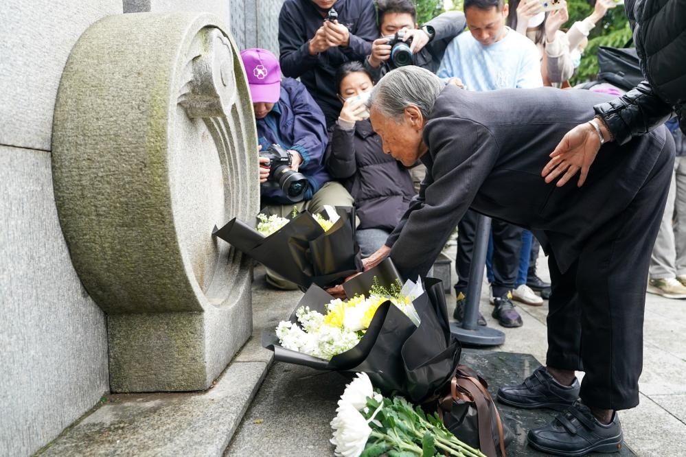 南京大屠殺幸存者夏淑琴在獻花。新華社記者李博 攝