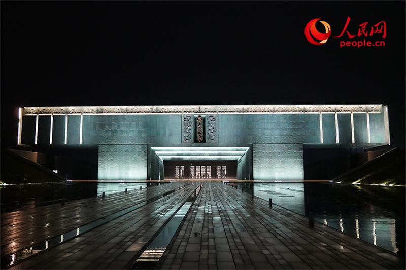 夜間的殷墟博物館外景。人民網(wǎng)記者 韋衍行攝