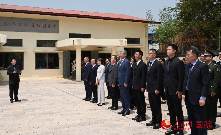 全體人員默哀追思。人民網(wǎng)記者 謝佳君攝