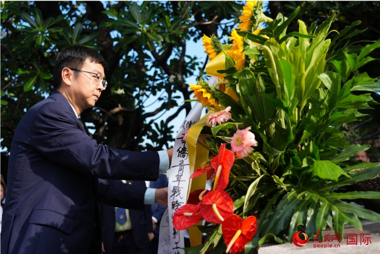 中國(guó)駐菲律賓使館周志勇臨時(shí)代辦一行向菲律賓華僑抗日烈士紀(jì)念碑、烈士墓等敬獻(xiàn)花圈。人民網(wǎng)記者 樊帆攝