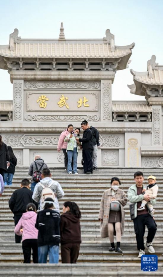 4月5日，游客在寧夏石嘴山市北武當(dāng)生態(tài)旅游區(qū)游玩、拍照。新華社記者 馮開華 攝