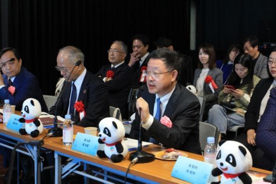 圖為四川省文化和旅游廳廳長戴允康向日本友人介紹四川旅游資源。（中國駐東京旅游辦事處供圖）