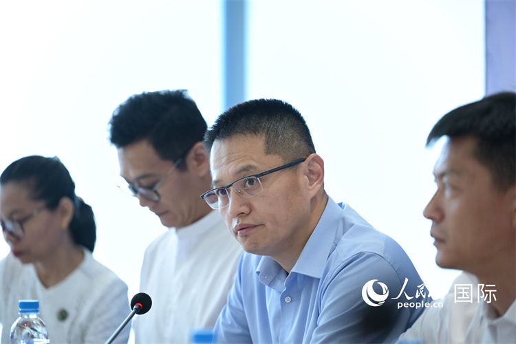 緬甸中國(guó)企業(yè)商會(huì)會(huì)長(zhǎng)、工商銀行仰光分行行長(zhǎng)劉銘介紹有關(guān)情況-人民網(wǎng)記者謝佳君攝