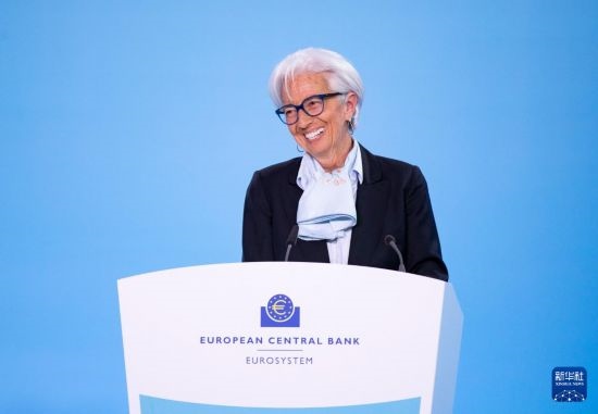 4月11日，歐洲中央銀行行長拉加德在德國法蘭克福歐洲中央銀行總部出席新聞發(fā)布會(huì)。新華社記者 張帆 攝