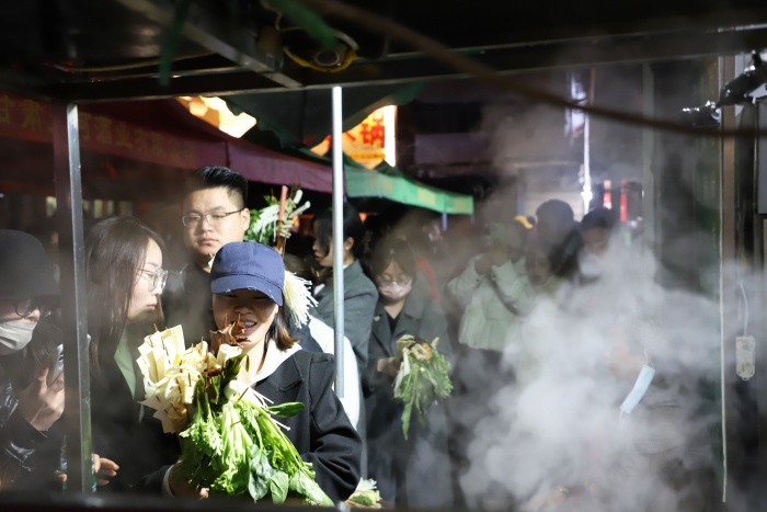 天水麻辣燙爆火，游客正在排隊(duì)。圖片來(lái)源：天水市融媒體中心