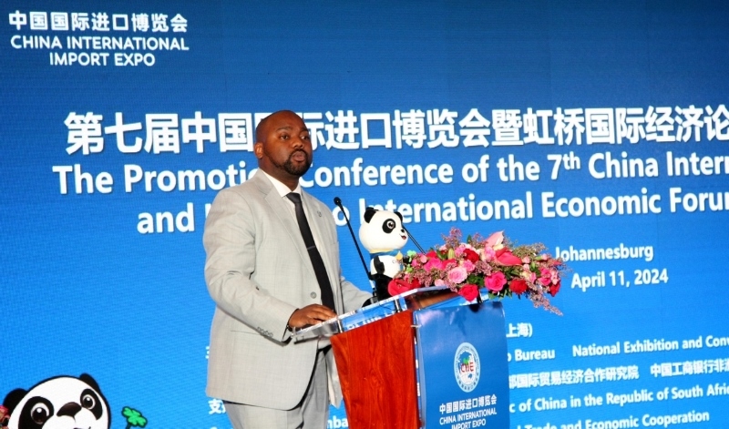 標(biāo)準(zhǔn)銀行集團(tuán)企業(yè)與商業(yè)銀行部國際貿(mào)易總經(jīng)理武巴致辭。（圖片來源：中國國際進(jìn)口博覽會官微）