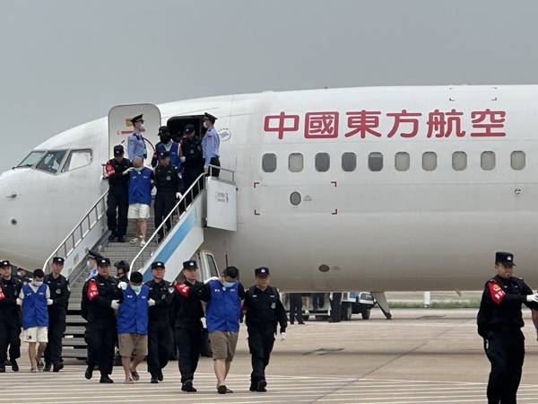 中國籍涉賭詐違法犯罪嫌疑人從柬埔寨被押解回國。人民網(wǎng)記者 郝萍攝