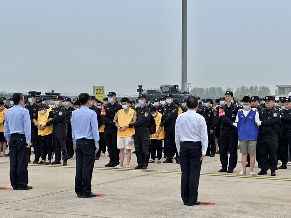 中國籍涉賭詐違法犯罪嫌疑人從柬埔寨被押解回國。人民網(wǎng)記者 郝萍攝