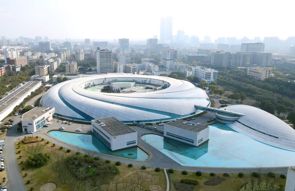 空中俯瞰位于上海張江科學(xué)城的上海光源（2024年2月27日攝，無人機(jī)照片）。