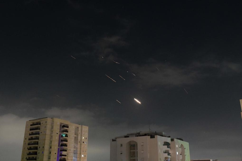 這是4月14日凌晨在以色列特拉維夫上空拍攝的以色列防空系統(tǒng)啟動(dòng)攔截的畫面。新華社發(fā)（托默·諾伊貝格攝/基尼圖片社）
