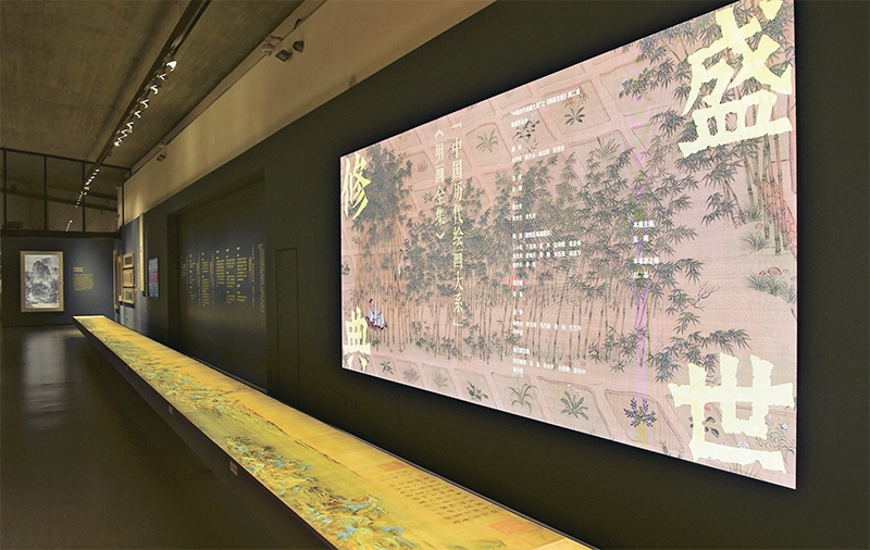 “中國(guó)歷代繪畫大系”，是習(xí)近平總書記親自批準(zhǔn)、高度重視的一項(xiàng)規(guī)模浩大、縱貫歷史、橫跨中外的國(guó)家級(jí)重大文化工程。圖為中國(guó)國(guó)家版本館杭州分館展示的“盛世修典——‘中國(guó)歷代繪畫大系’”收錄的數(shù)字化古畫（2023年5月31日攝）。 新華社記者 翁忻旸/攝
