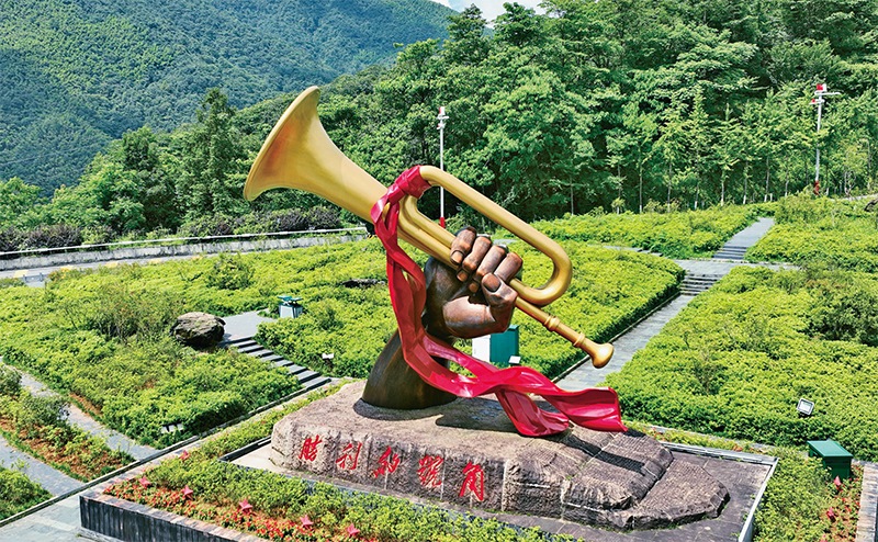 井岡山，是中國(guó)革命的搖籃。圖為2023年6月28日在井岡山拍攝的“勝利的號(hào)角”雕塑。 新華社記者 萬(wàn)象/攝