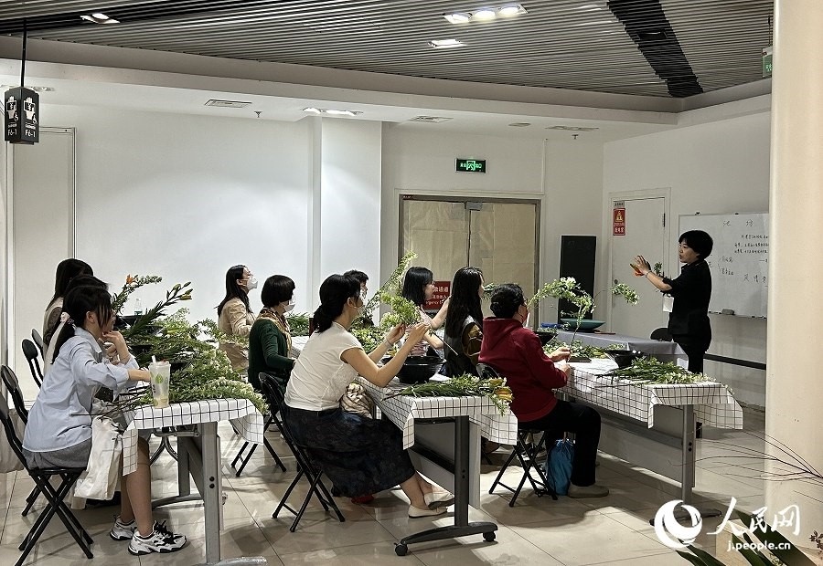 插花體驗(yàn)課。人民網(wǎng) 玄番登史江攝
