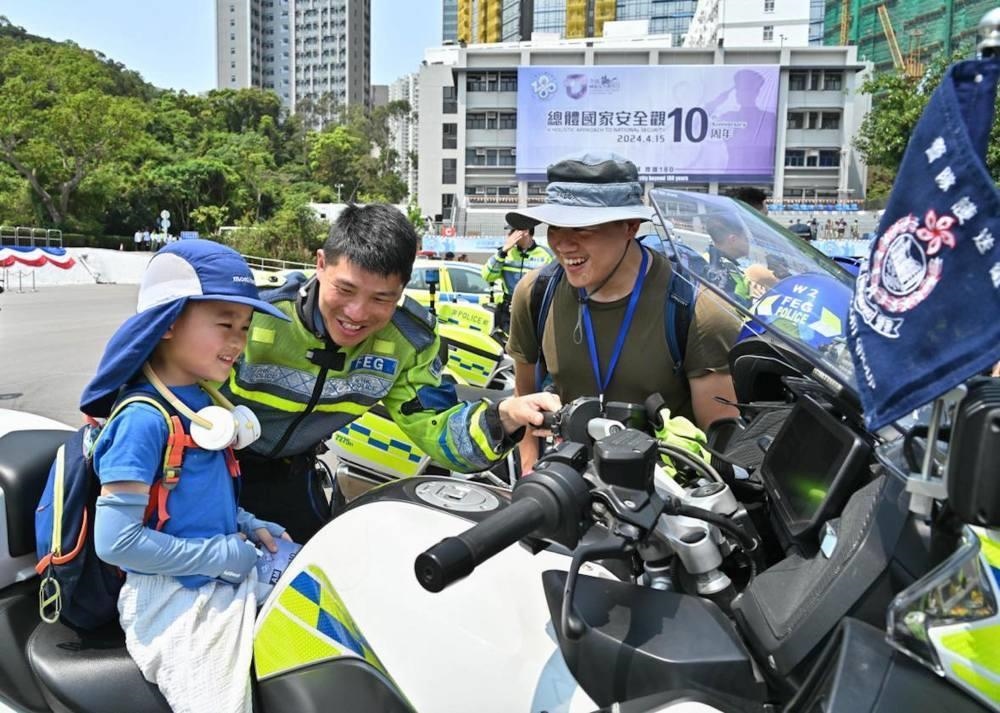 △2024年4月13日，香港特區(qū)政府警務(wù)處舉行“全民國家安全教育日”暨香港警察學(xué)院開放日開幕典禮。這是13日當(dāng)天，警隊護(hù)送組人員現(xiàn)場向市民介紹其工作。