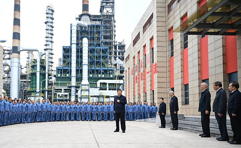△2023年10月10日，在江西考察的習(xí)近平總書記來到中國石化九江分公司，同企業(yè)員工親切交流。