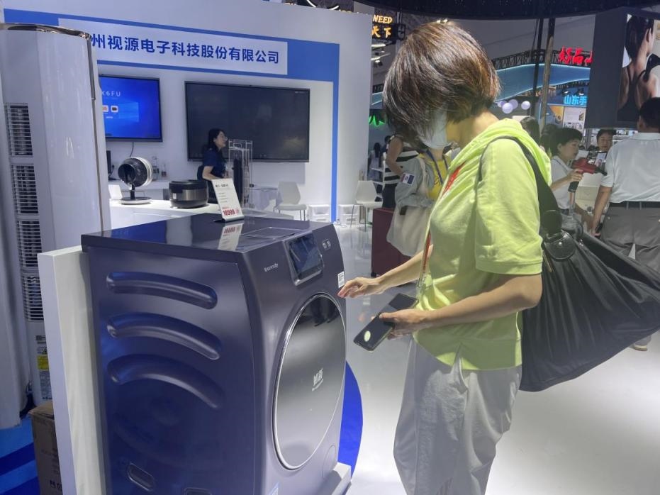 在廣東館展區(qū)內，觀展者正在了解家用電器性能。人民網記者 楊迪攝