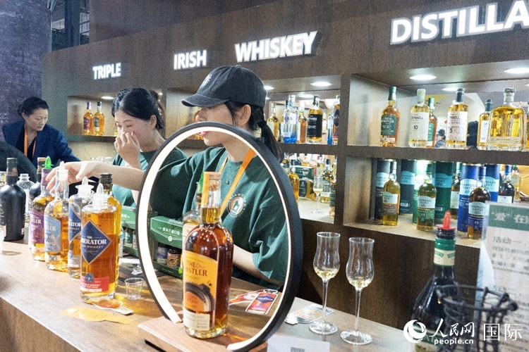 第四屆中國國際消費品博覽會愛爾蘭國家館內(nèi)的參展商。人民網(wǎng) 常沙攝
