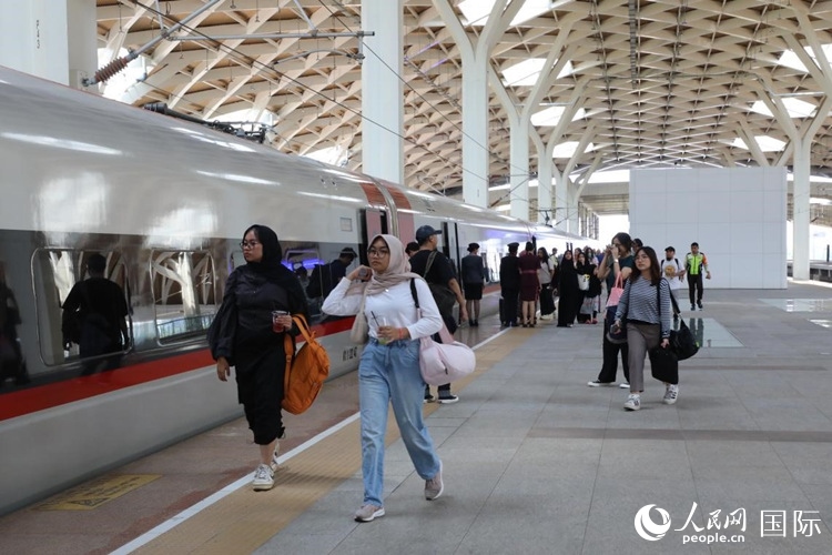 在雅萬(wàn)高鐵雅加達(dá)哈利姆站站臺(tái)，乘客準(zhǔn)備登上動(dòng)車(chē)組列車(chē)。人民網(wǎng)記者 曹師韻攝