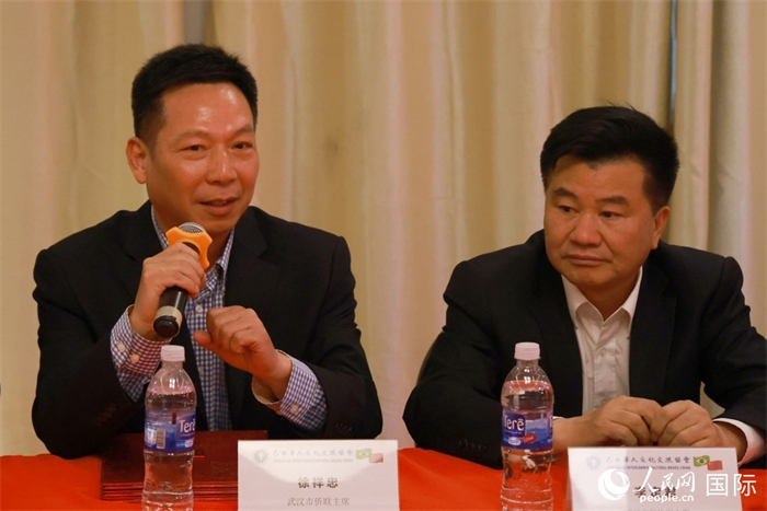 武漢市僑聯主席徐祥忠（左）在座談會上致辭。人民網記者 陳海琪攝