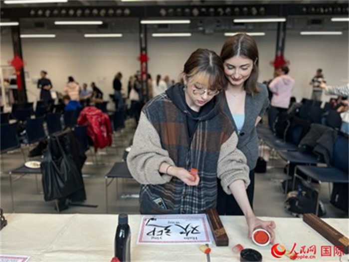 學生現(xiàn)場體驗中國書法。人民網(wǎng)記者 禹麗敏攝