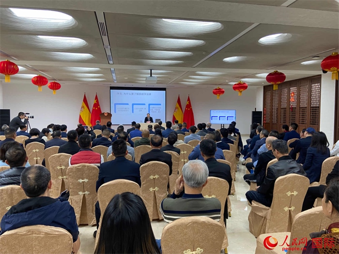 季奕鴻律師主講法律知識。人民網(wǎng)記者 范劍青攝