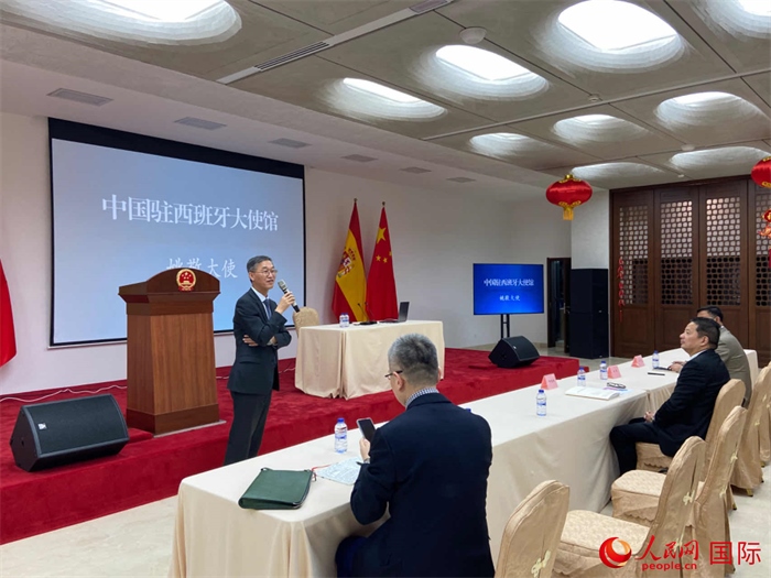 中國駐西班牙大使姚敬在僑界法治講座上致辭。人民網(wǎng)記者 范劍青攝