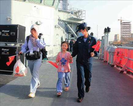 海軍軍艦赴蘇丹緊急撤離我在蘇丹人員。圖為海軍官兵帶領(lǐng)同胞登艦（2023年4月26日攝）。丁家興攝