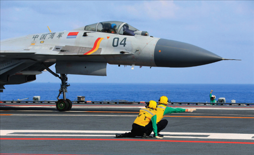遼寧艦起飛助理作出放飛手勢(shì)，殲-15艦載戰(zhàn)斗機(jī)起飛（2020年4月攝）。張凱攝