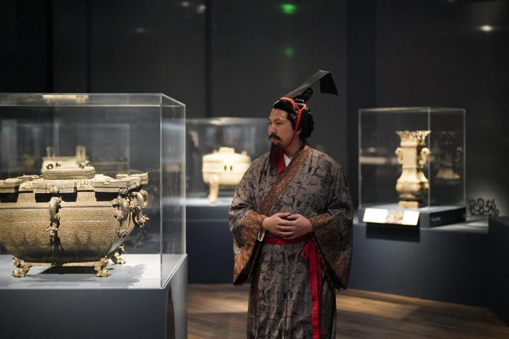 4月19日，一名觀眾身著漢服在美國舊金山亞洲藝術(shù)博物館舉辦的“鳳凰故國——青銅時(shí)代曾楚藝術(shù)展”上參觀。新華社記者吳曉凌攝