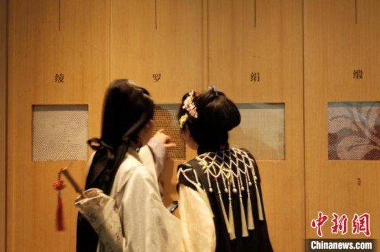 身著漢服的年輕人在中國(guó)絲綢博物館里看展。毛瑜 攝