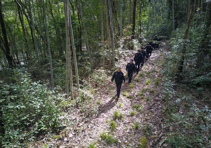 △2022年1月19日，武夷山國家公園護(hù)林員在巡山。