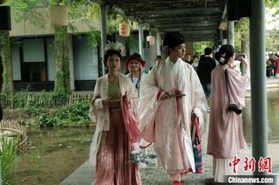 年輕人盛裝過“漢服節(jié)”。毛瑜 攝