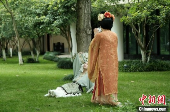 漢服愛好者在中國(guó)絲綢博物館里拍攝照片。毛瑜 攝