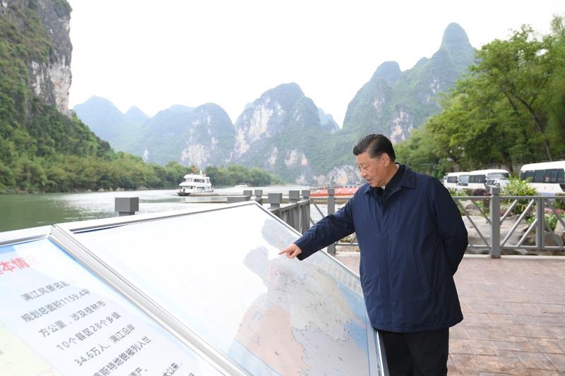 △2021年4月25日，習(xí)近平總書記在廣西桂林市陽朔縣漓江楊堤碼頭，了解漓江流域綜合治理、生態(tài)保護(hù)等情況。