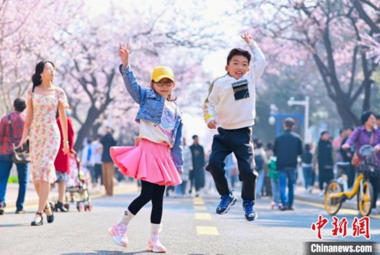 4月21日，游客在吉林大學南嶺校區(qū)游玩。吉林大學供圖