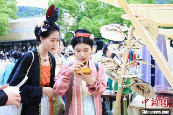 漢服愛好者逛集市。中國(guó)絲綢博物館 供圖